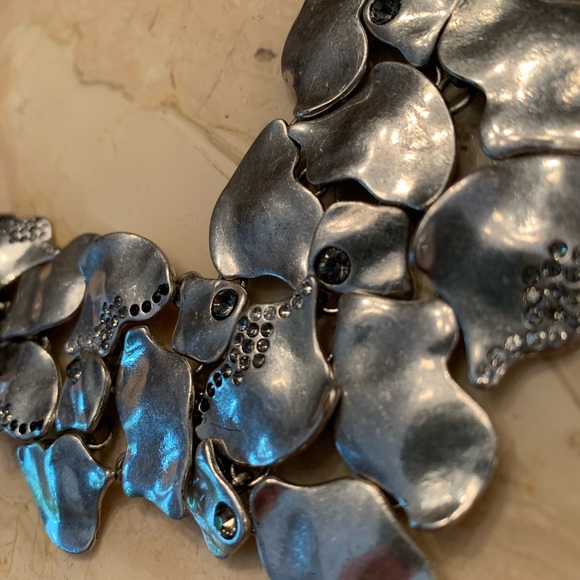 PRICE✂️Jessica Simpson Multi-Hammered Metal Bib Nk/Matching Pierced Earrings - Picture 2 of 7